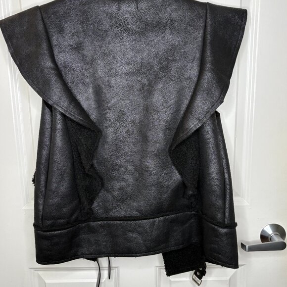 Bold & Textured: Black Sherpa-Lined Faux Leather Vest - Picture 4 of 7